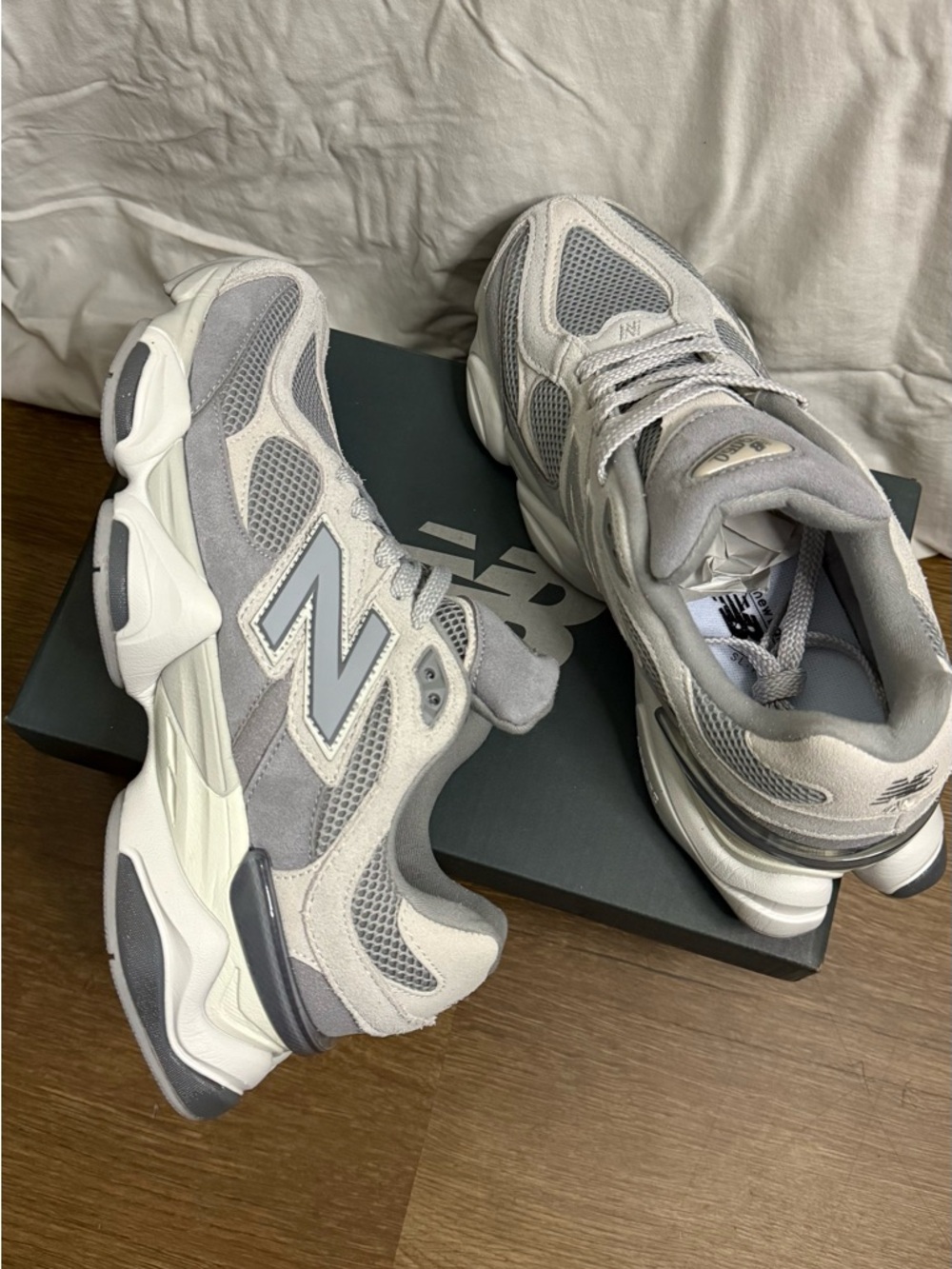 New Balance 9060 Sneakers Shoes Size 10 Women’s - Men’s 8.5 - Picture 4 of 7
